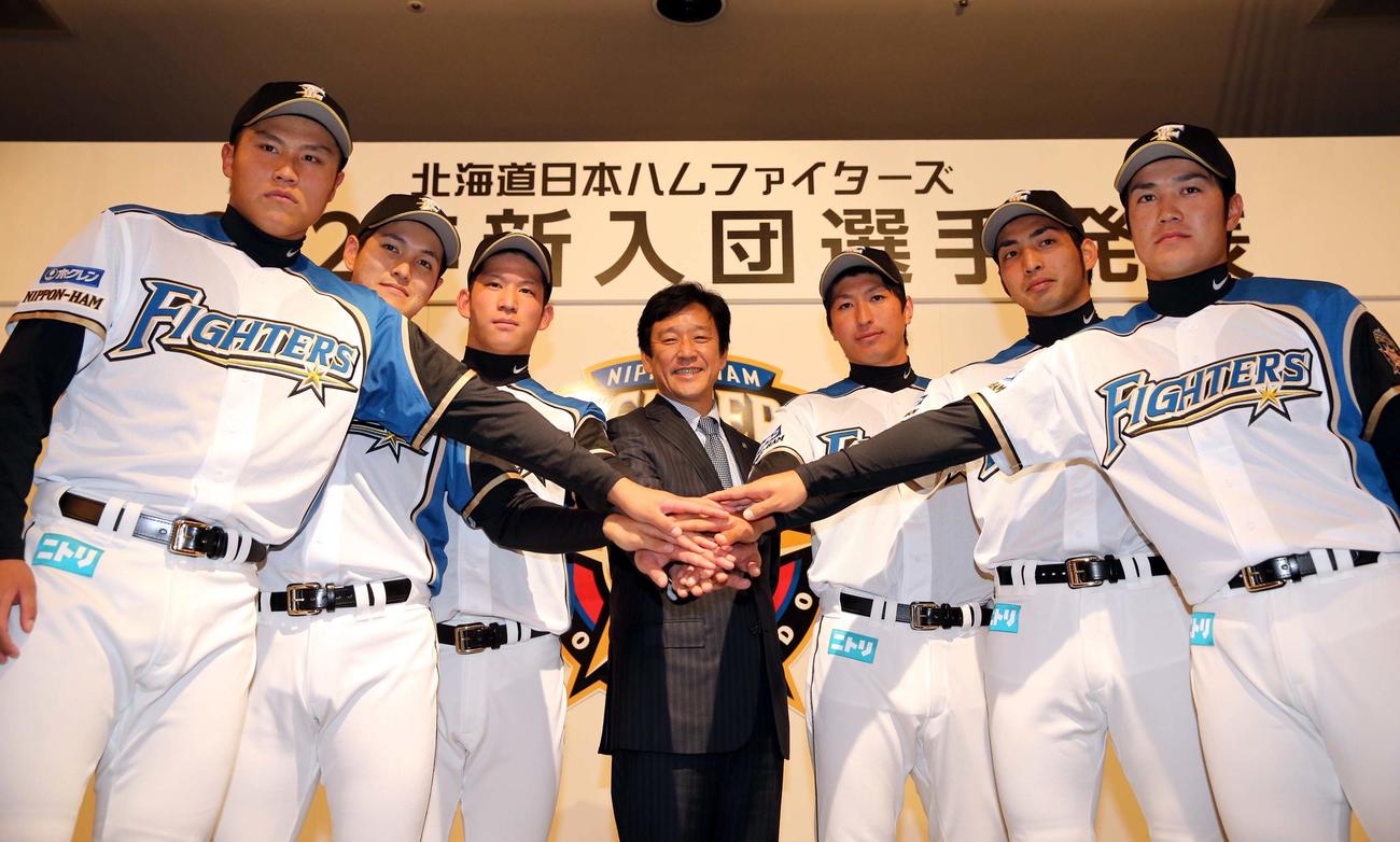 日本ハムの新人入団発表でポーズをとる鍵谷（左から2人目）（撮影・黒川智章）