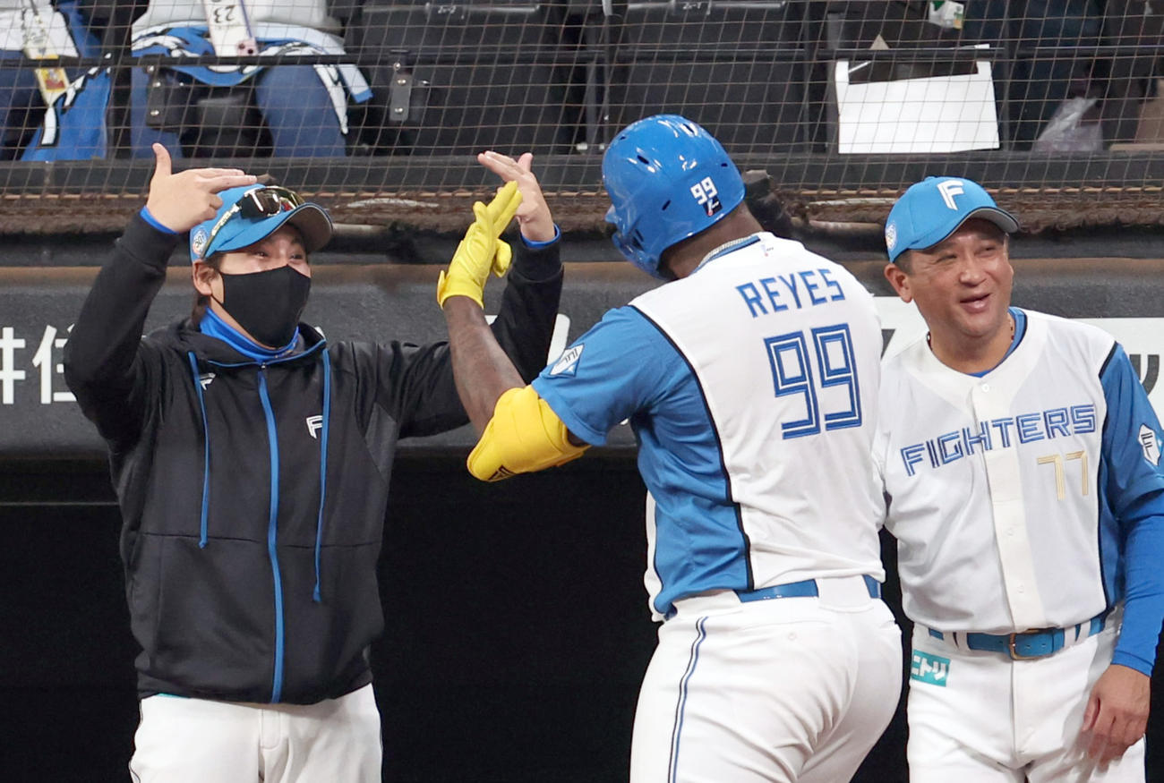 日本ハム対楽天　7回裏日本ハム1死一、二塁、新庄監督（左）は左越え3点本塁打を放ったレイエスを出迎える（撮影・佐藤翔太）