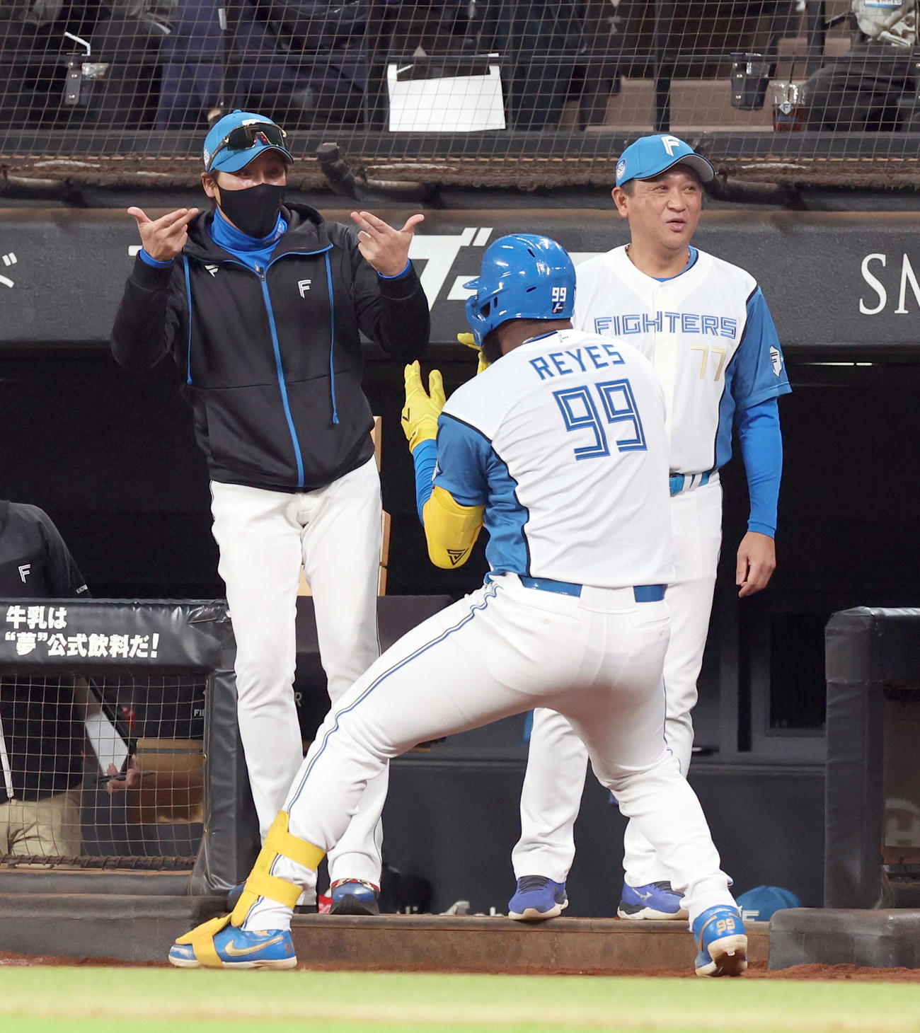 日本ハム対楽天　3回裏日本ハム1死一、二塁、新庄監督（左）は逆転となる中越え3点本塁打を放ったレイエスを出迎える（撮影・佐藤翔太）