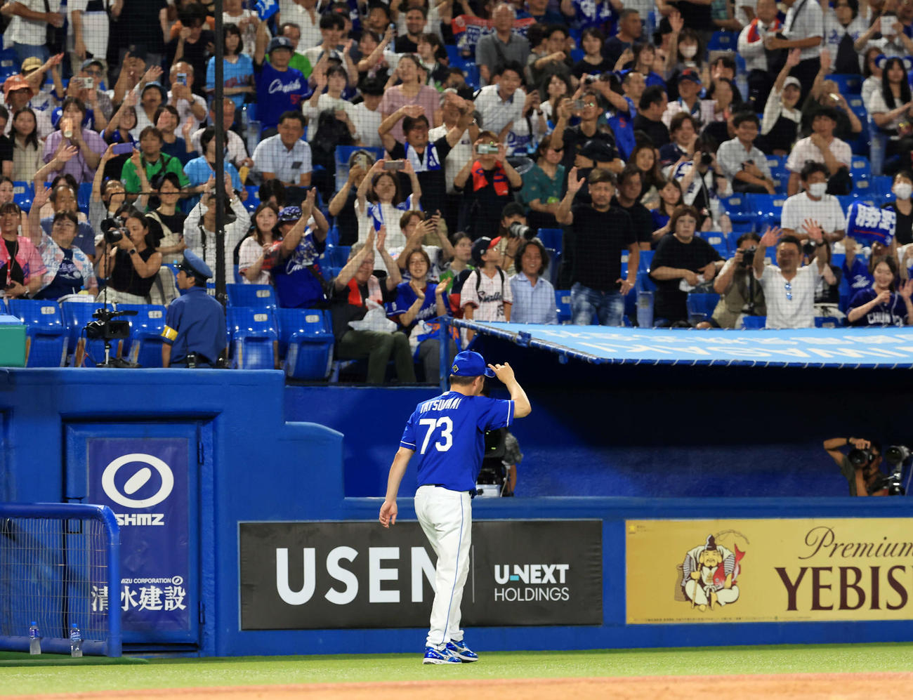 ヤクルト対中日　1点差で逃げ切り勝利し、ファンの声援の中、引き揚げる中日立浪監督（撮影・浅見桂子）