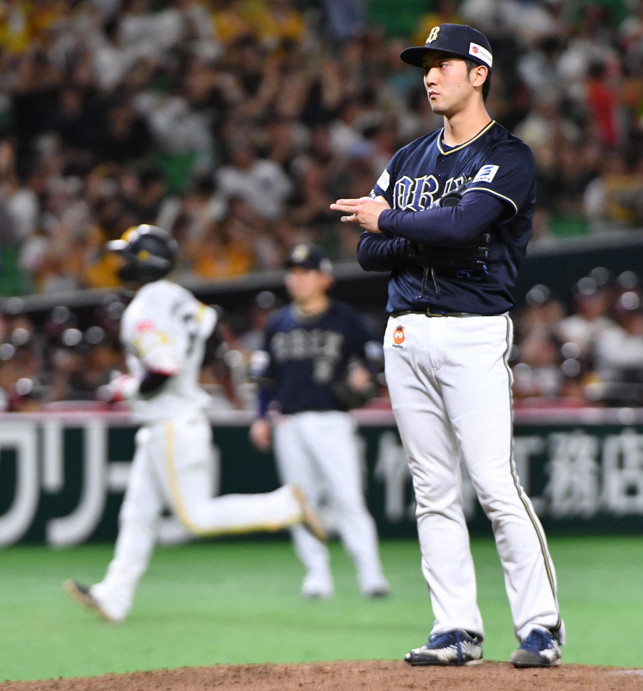 ソフトバンク対オリックス　3回裏ソフトバンク無死、今宮（左）に左越え本塁打を打たれた田嶋（撮影・岩下翔太）