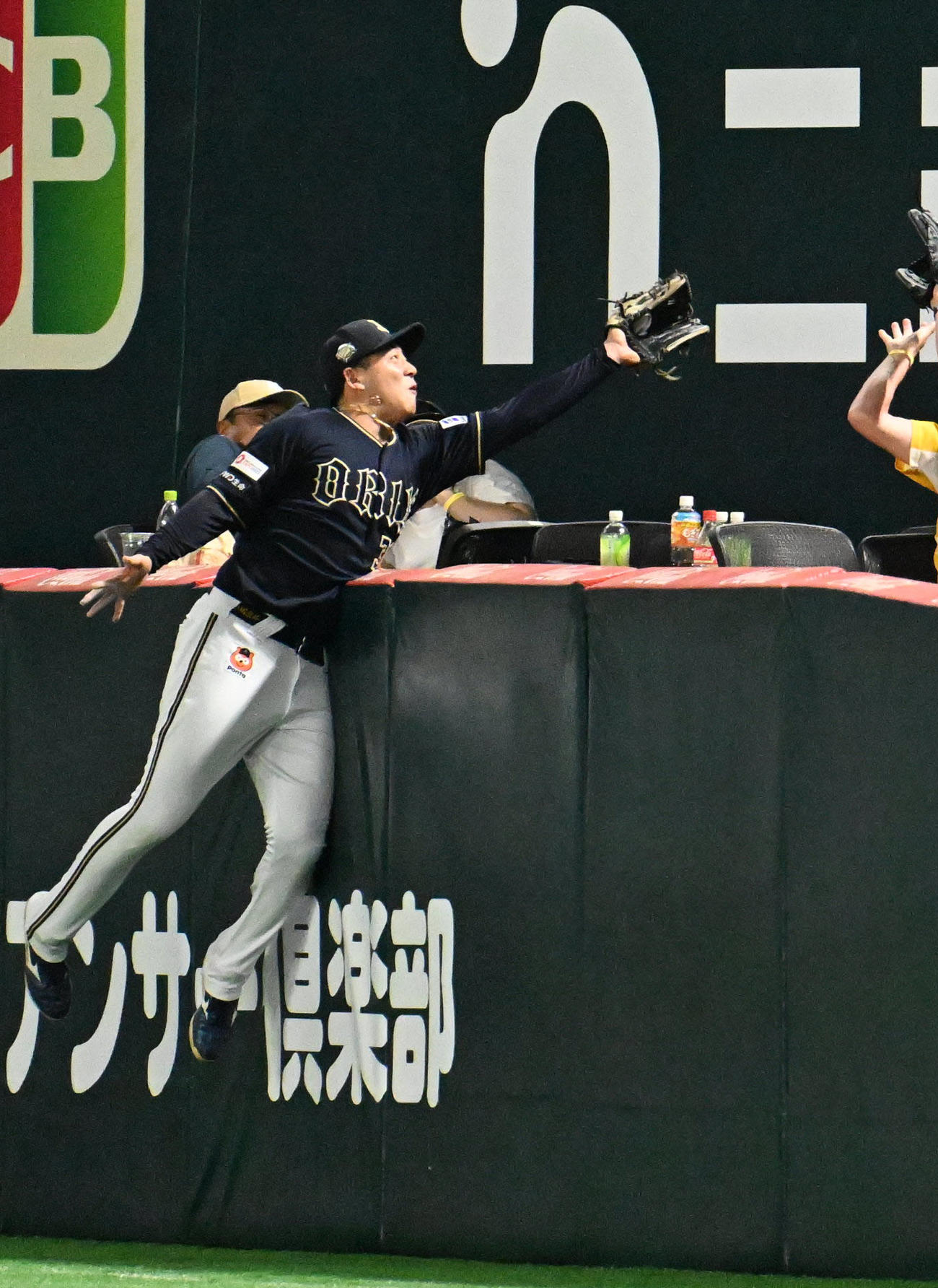 ソフトバンク対オリックス　4回裏ソフトバンク1死、牧原大の打球を好捕する来田（撮影・林敢治）