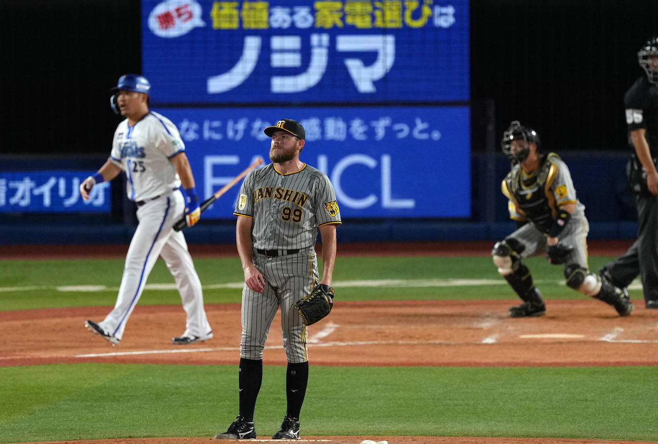 DeNA対阪神　7回裏DeNA1死二塁、筒香に右越え2点本塁打を浴びるビーズリー（撮影・横山健太）