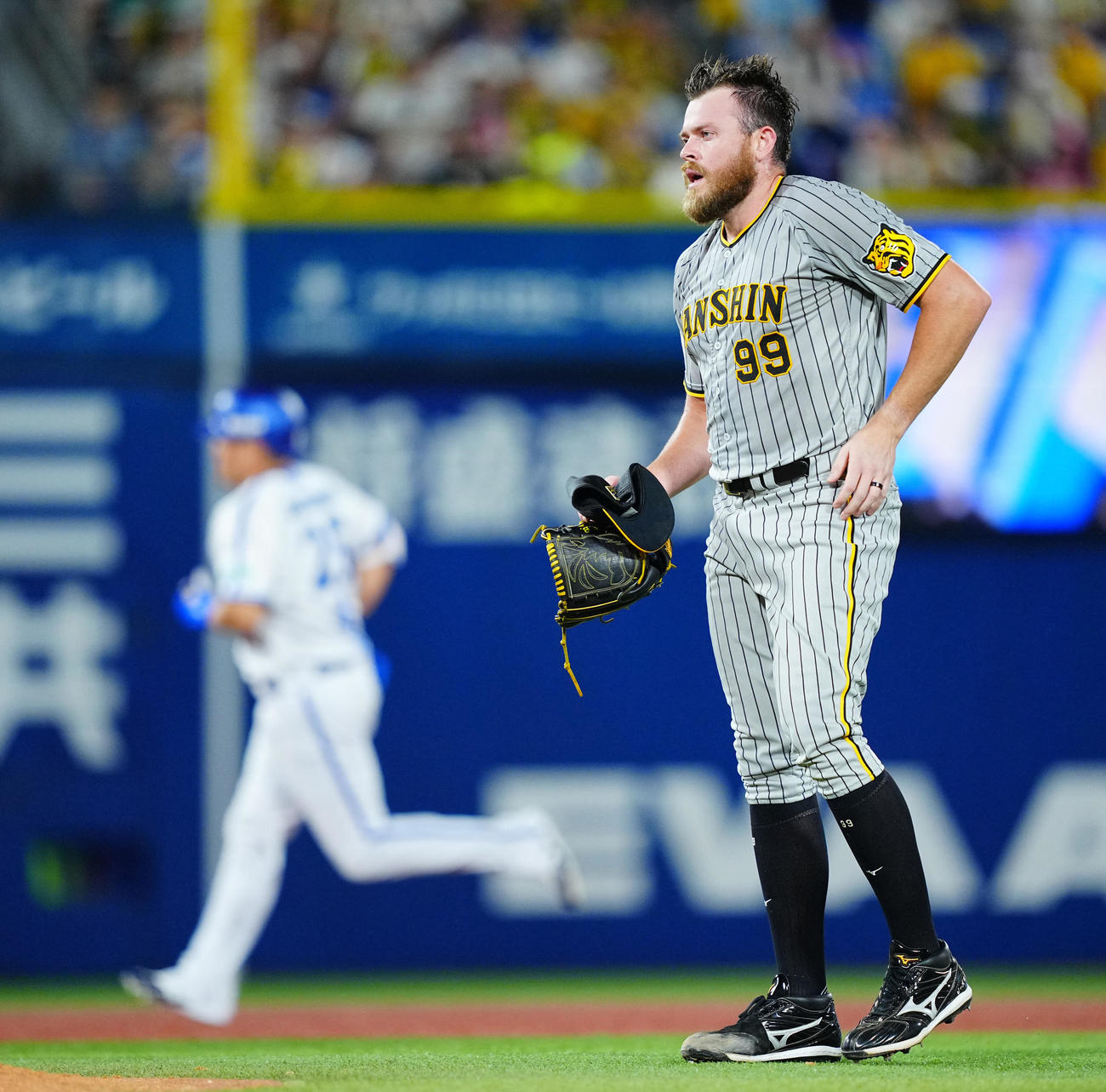 DeNA対阪神　7回裏DeNA1死二塁、筒香（左）に2点本塁打を浴びるビーズリー（撮影・垰建太）