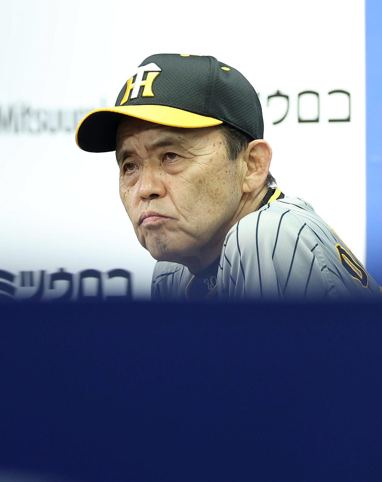 DeNA対阪神　7回裏、ビーズリーに交代を告げ、ベンチで厳しい表情を見せる阪神岡田監督（撮影・前田充）