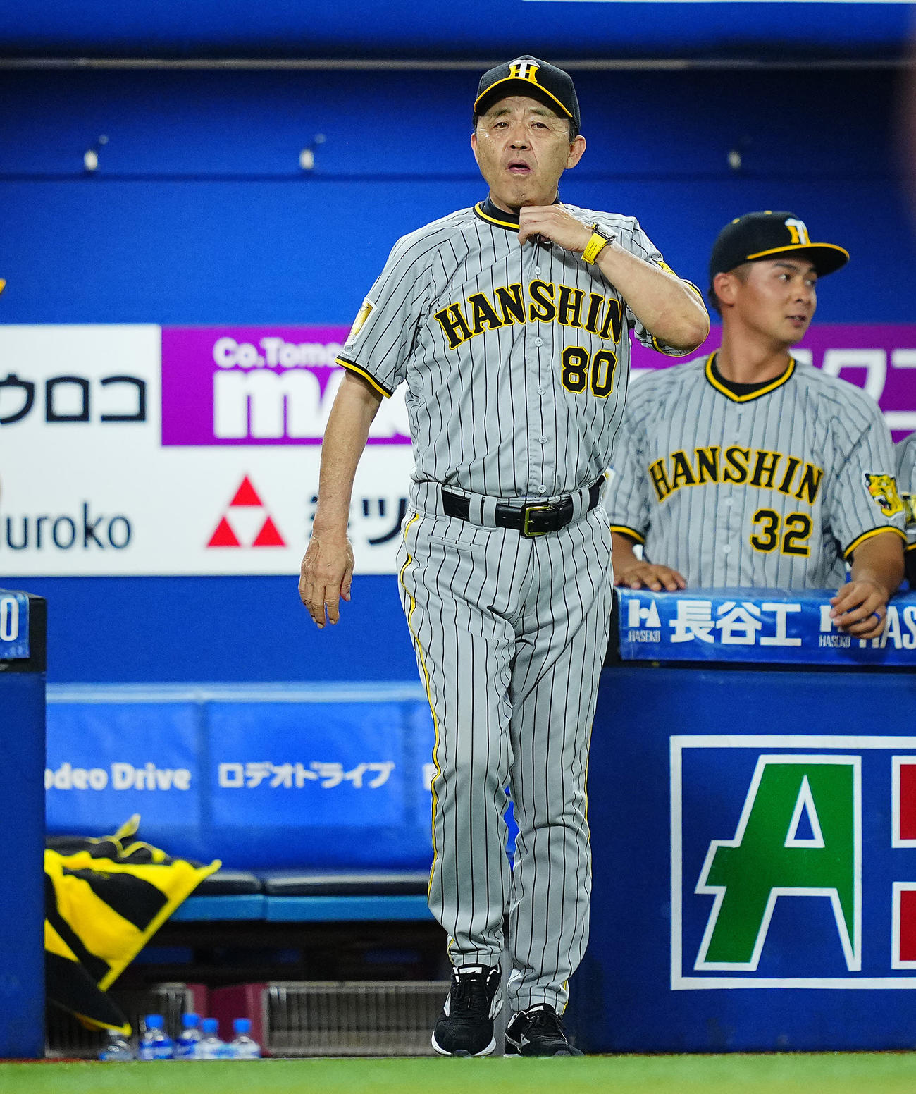 DeNA対阪神　8回表阪神2死満塁、中野が右飛に倒れ無得点で終えた岡田監督は厳しい表情を見せながら交代を告げにベンチを出る（撮影・垰建太）