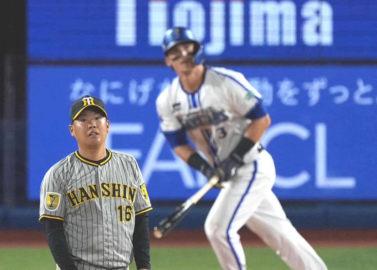 DeNA対阪神　3回裏DeNA無死一、三塁、オースティンに中越え3点本塁打を浴びる西勇（撮影・横山健太）