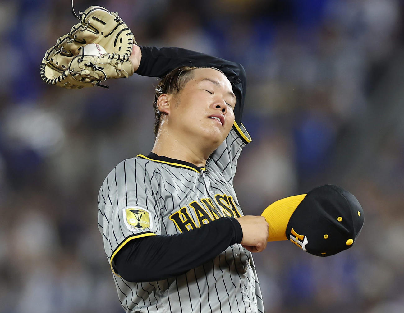 DeNA対阪神　2回裏DeNA無死満塁、伊藤に2点適時打を浴び、汗をぬぐう西勇（撮影・前田充）