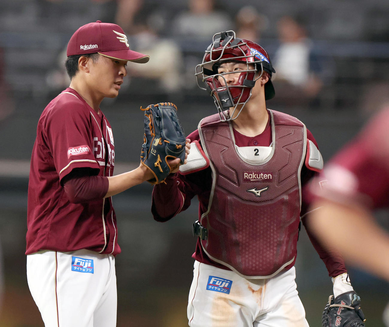 日本ハム対楽天　2回裏を無失点に抑えベンチに戻る早川（左）と太田（撮影・佐藤翔太）