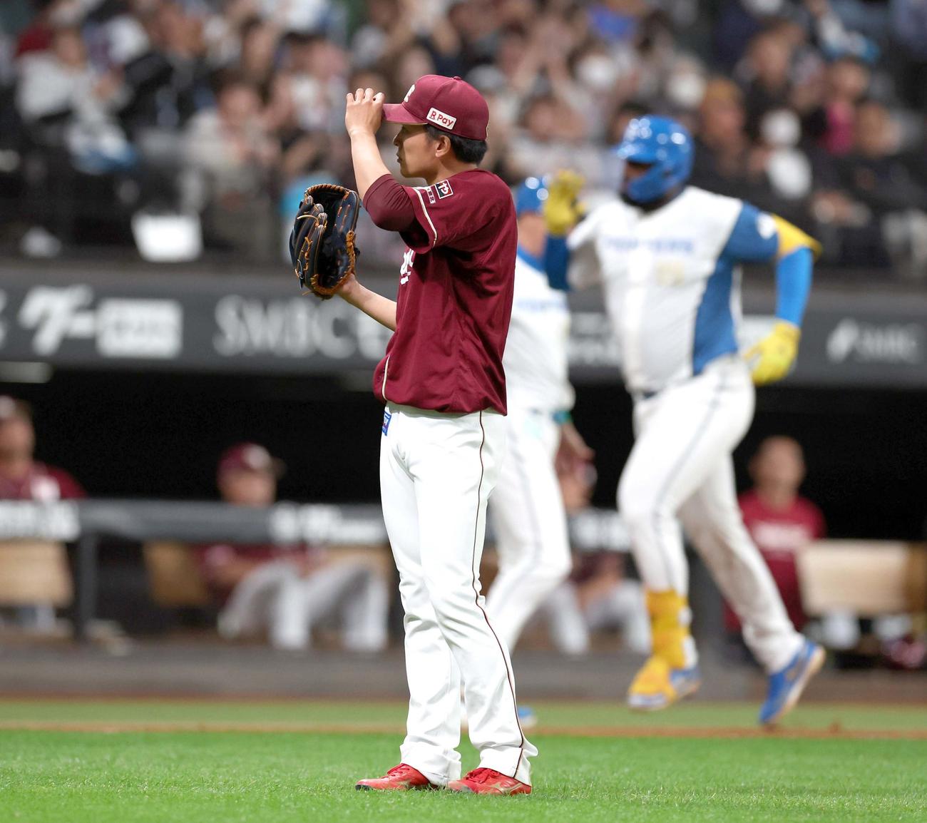日本ハム対楽天　3回裏日本ハム1死一、二塁、レイエスに3点本塁打を浴びる早川（撮影・黒川智章）