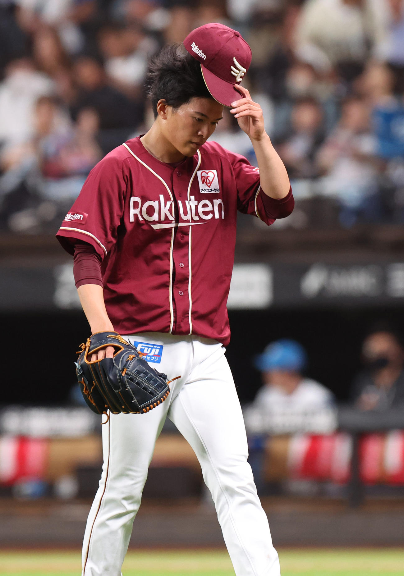 日本ハム対楽天　3回裏、逆転を許しうつむきながらベンチに戻る早川（撮影・佐藤翔太）