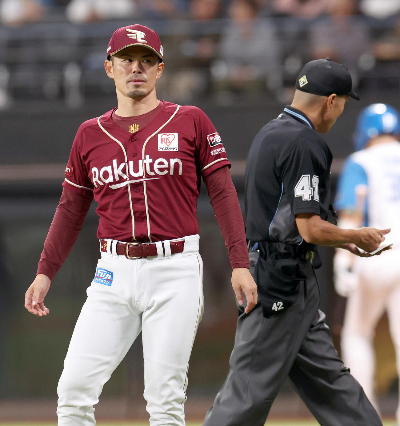 日本ハム対楽天　選手交代を告げる楽天今江監督（撮影・佐藤翔太）