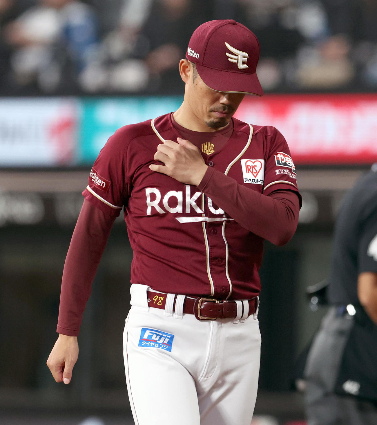 日本ハム対楽天　選手交代を告げる楽天今江監督（撮影・佐藤翔太）