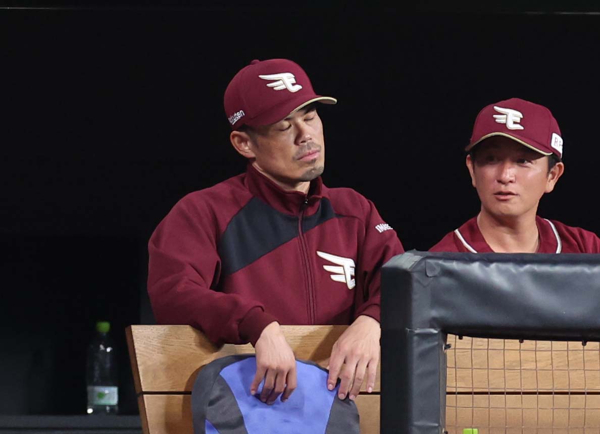 日本ハム対楽天　ベンチで渋い表情の今江監督（撮影・黒川智章）