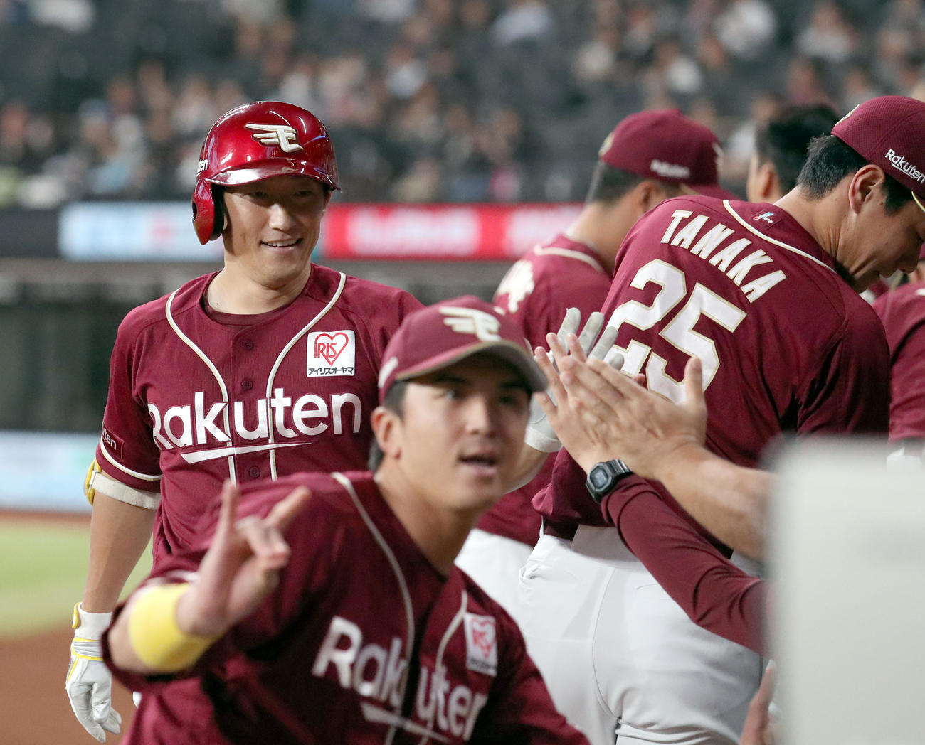 日本ハム対楽天　1回表楽天1死、小深田は右越え本塁打を放ちナインに出迎えられる（撮影・佐藤翔太）