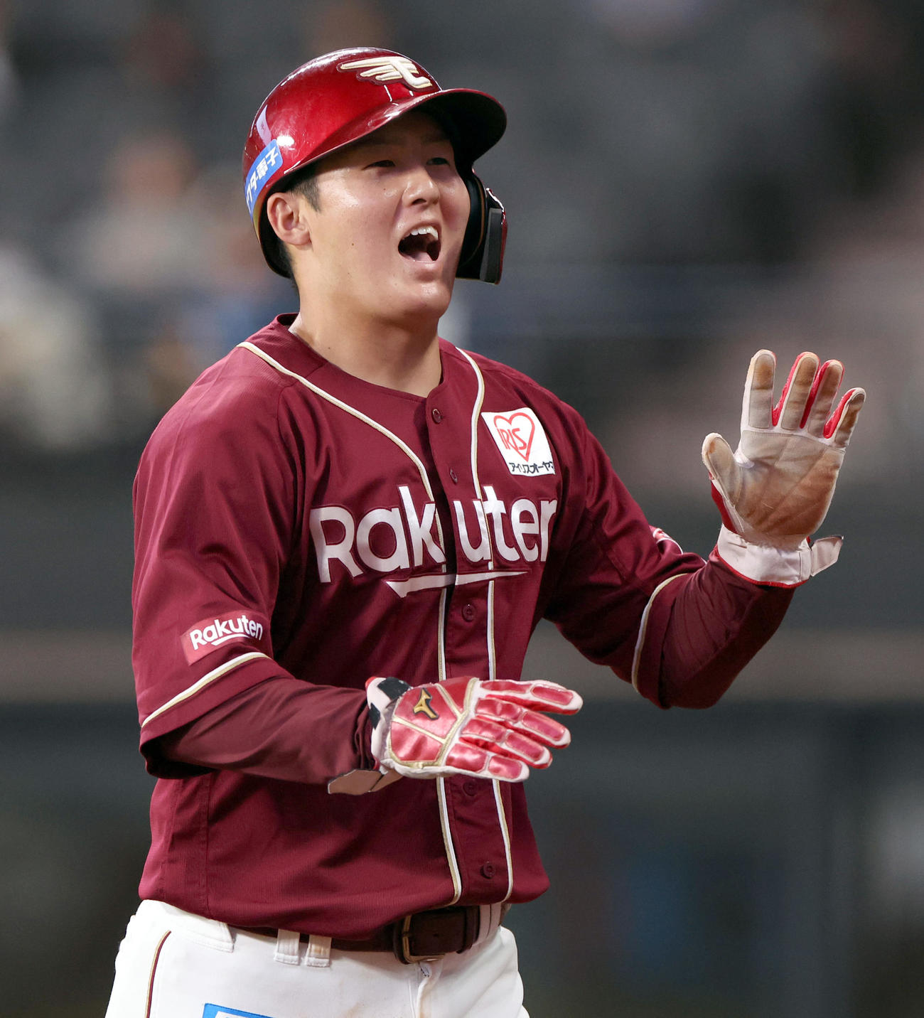 日本ハム対楽天　2回表、太田は中前適時打を放ち笑顔でベンチに戻る（撮影・佐藤翔太）