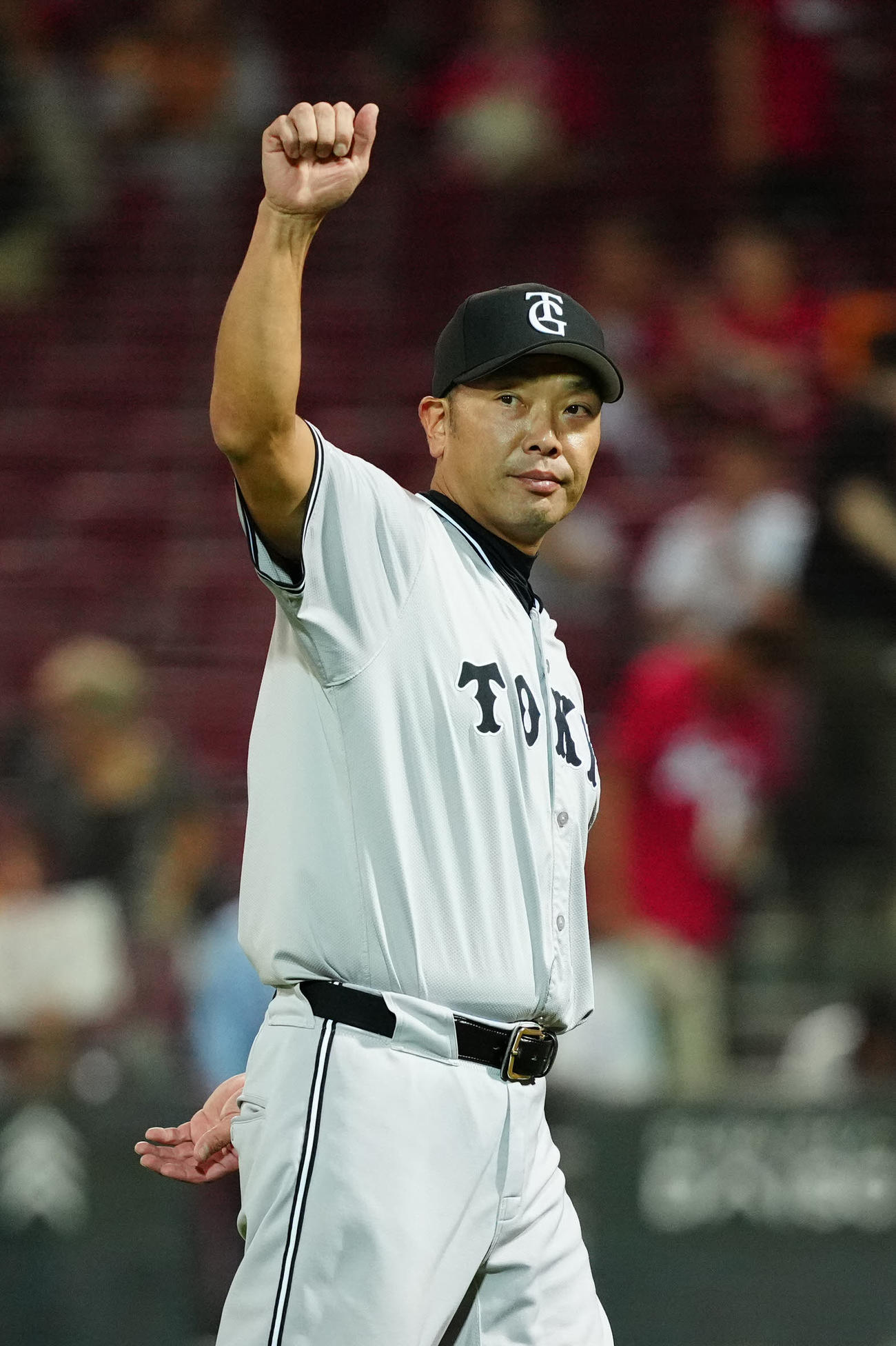 広島対巨人　試合後、あいさつしながら引き揚げる巨人阿部監督（撮影・江口和貴）