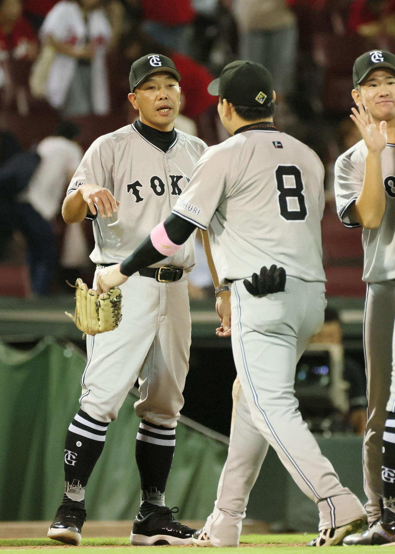広島対巨人　快勝した巨人ナインを迎える阿部慎之助監督（撮影・加藤孝規）