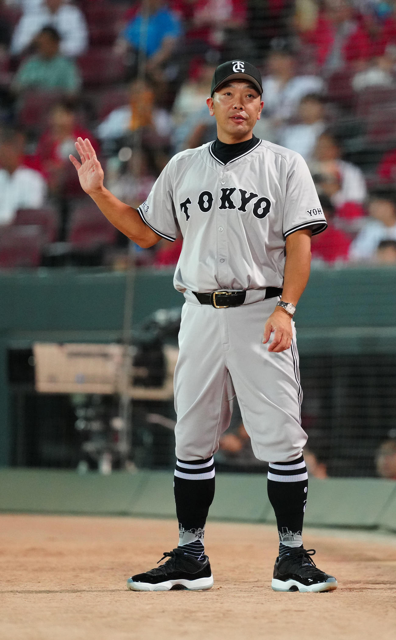 広島対巨人　7回裏途中、ベンチを出た巨人阿部監督（撮影・江口和貴）
