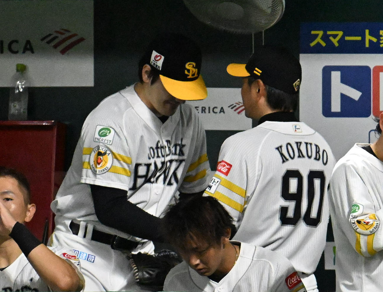 ソフトバンク対オリックス　8回までを無失点で抑えた有原（左）は小久保監督と握手を交わす（撮影・林敢治）