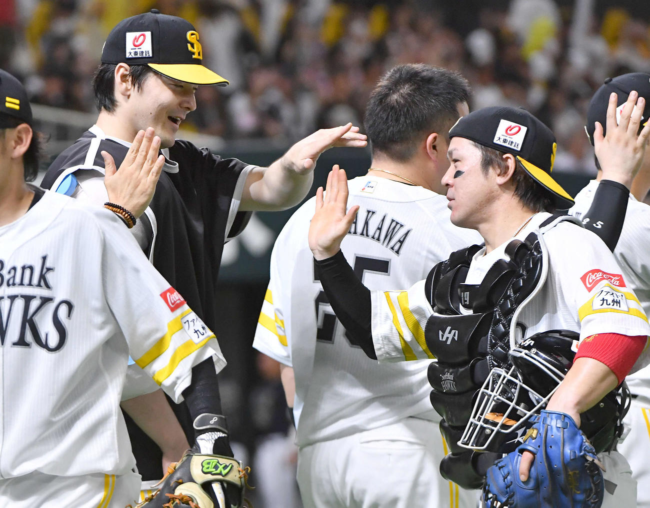 ソフトバンク対オリックス　今季13勝目を挙げ、甲斐（右）らナインと笑顔でタッチを交わす有原（撮影・岩下翔太）