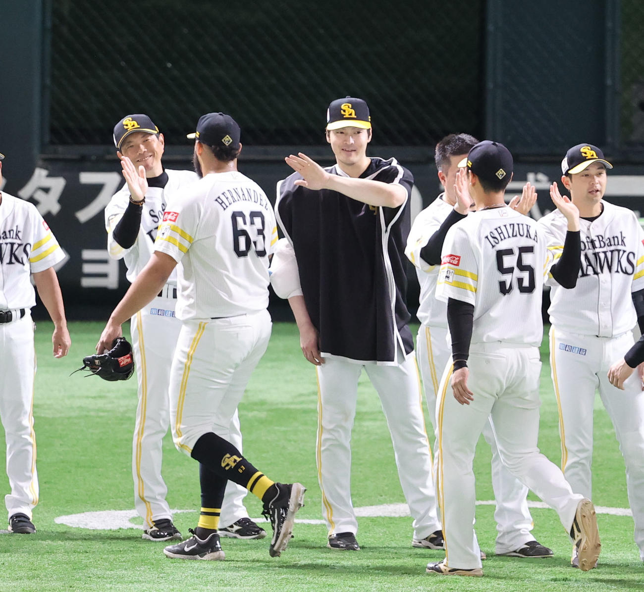 ソフトバンク対オリックス　勝利投手となった有原（中央）は小久保監督（左端）とナインを出迎える（撮影・梅根麻紀）