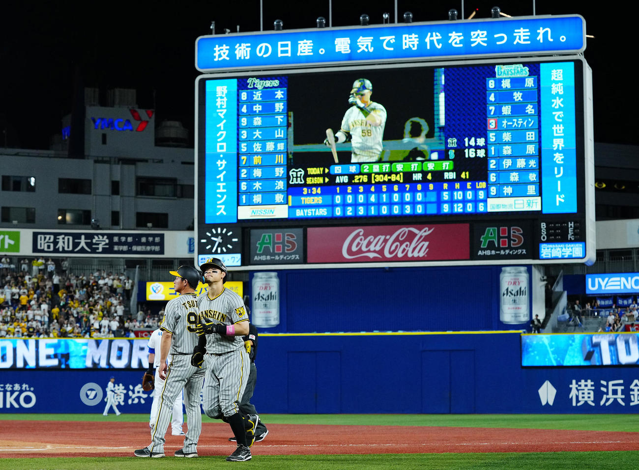 DeNA対阪神　9回表阪神1死一塁、一ゴロに倒れ渋い表情の佐藤輝（手前）（撮影・垰建太）