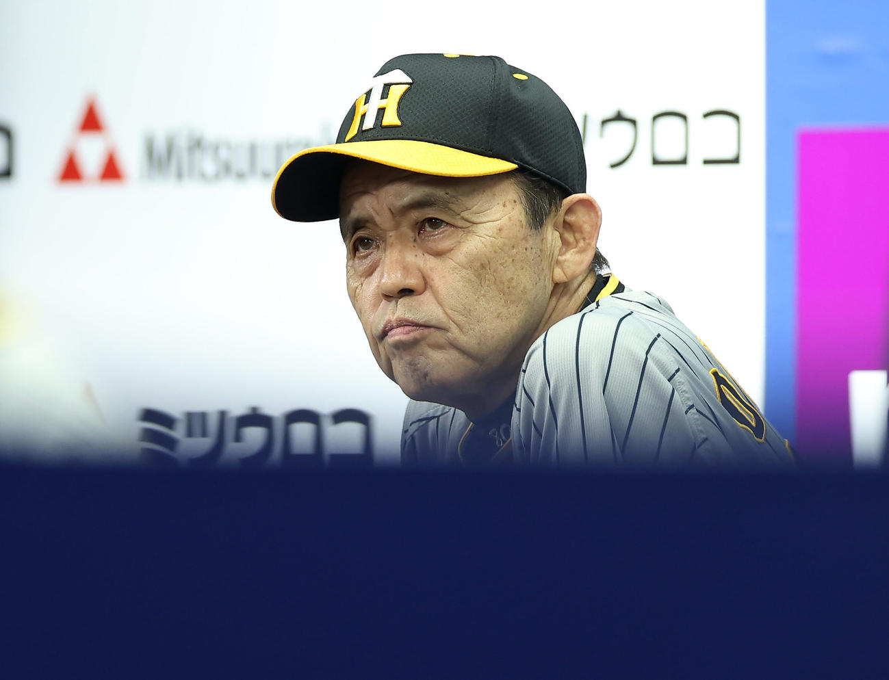 DeNA対阪神　7回裏、ビーズリーに交代を告げ、ベンチで厳しい表情を見せる阪神岡田監督（撮影・前田充）