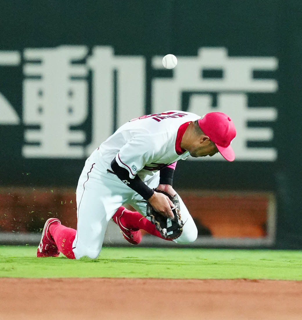 広島対巨人　7回表巨人無死、丸の打球処理で失策する二塁手菊池（撮影・江口和貴）