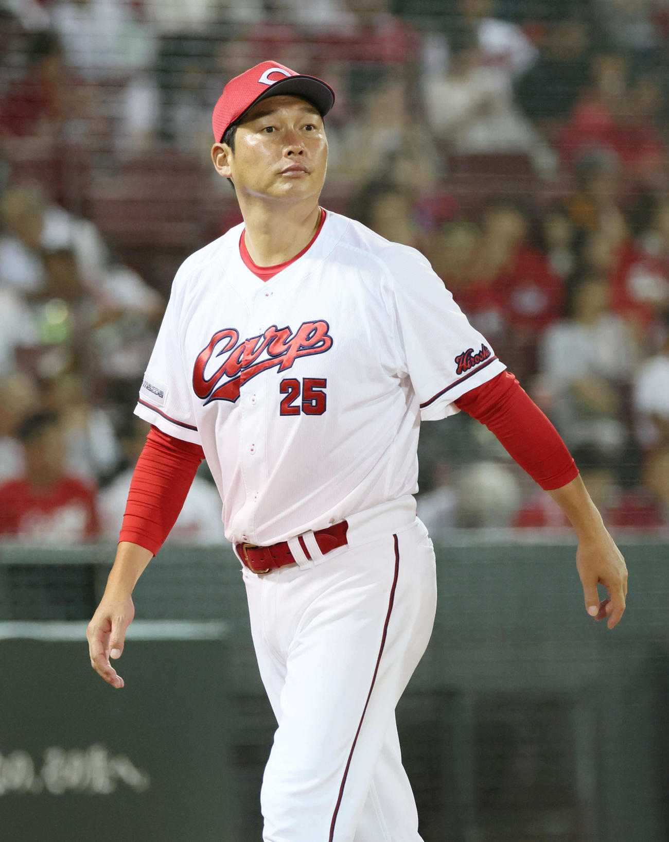 広島対巨人　5回裏を終え、投手交代を告げベンチに戻る新井監督（撮影・加藤孝規）