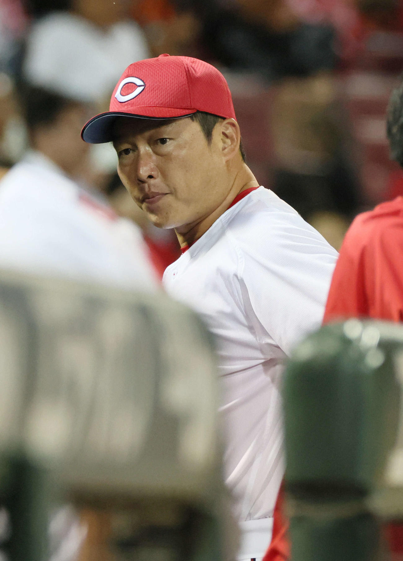広島対巨人　5回裏を終え、投手交代を告げベンチに戻る新井監督（撮影・加藤孝規）