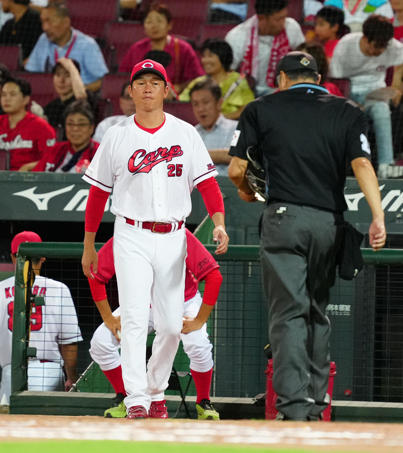 広島対巨人　7回表開始前、選手交代を告げに向かう広島新井監督（撮影・江口和貴）