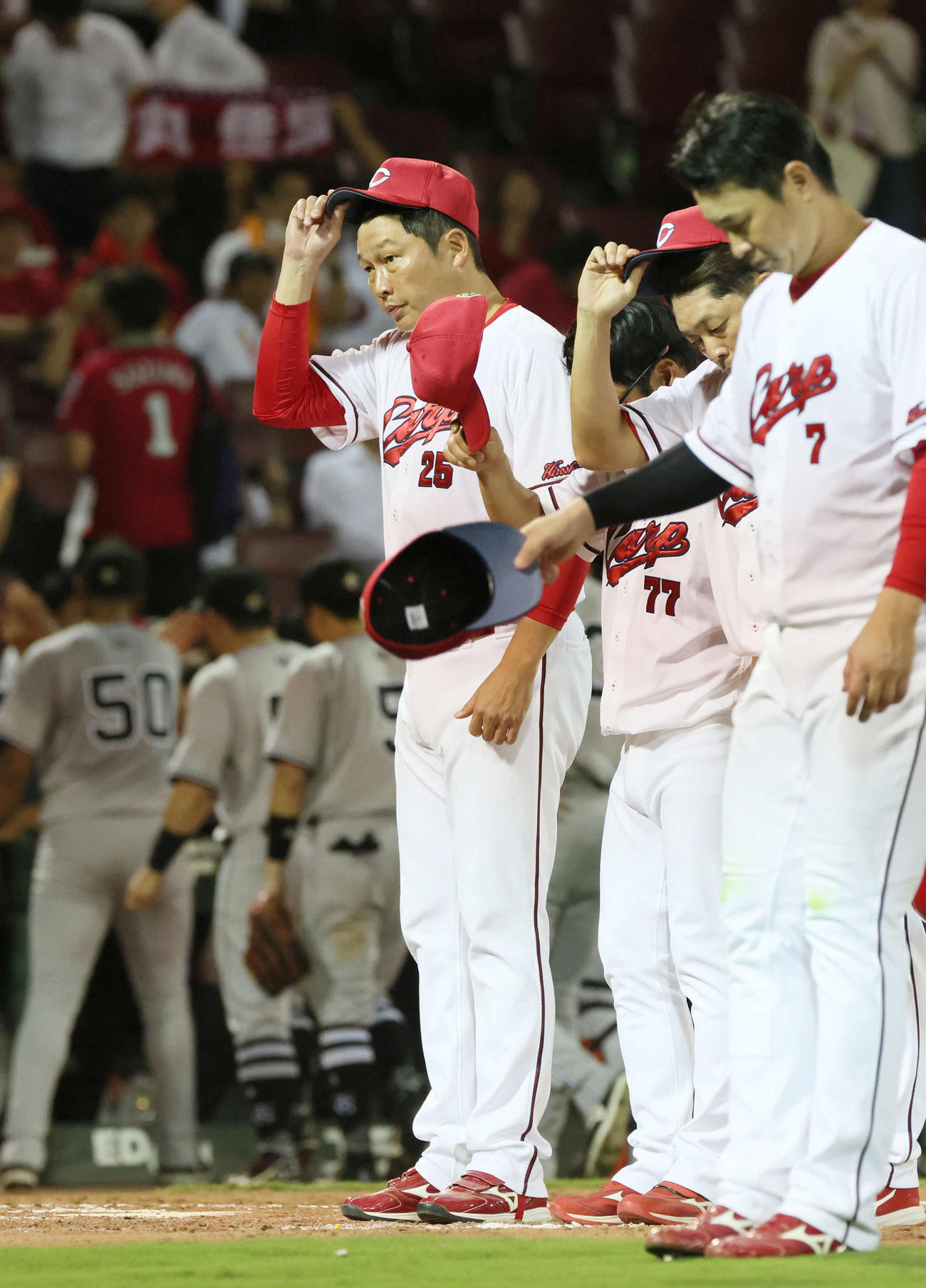 広島対巨人　敗れた新井監督（中央）（撮影・加藤孝規）