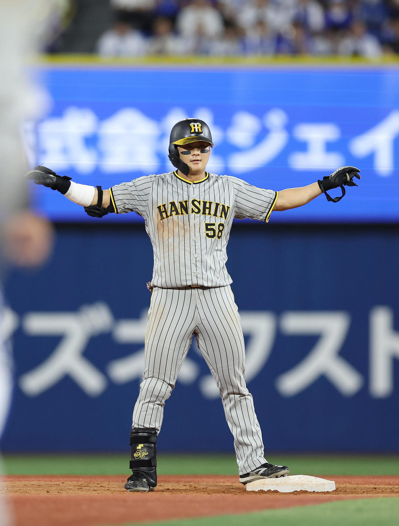 DeNA対阪神　4回表阪神1死一、二塁、右翼線へ適時二塁打を放ち、カモメポーズをする前川（撮影・前田充）