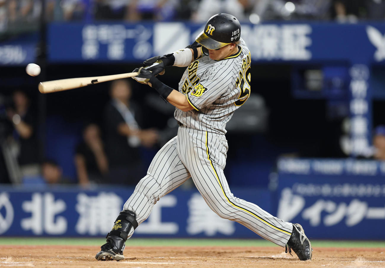 DeNA対阪神　4回表阪神1死一、二塁、右翼線へ適時二塁打を放つ前川（撮影・前田充）