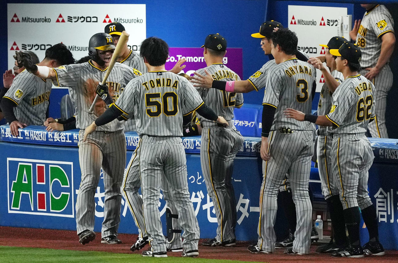 DeNA対阪神　4回表阪神2死二塁、木浪の中前適時打で本塁へ生還しカモメポーズをする前川（左）（撮影・横山健太）