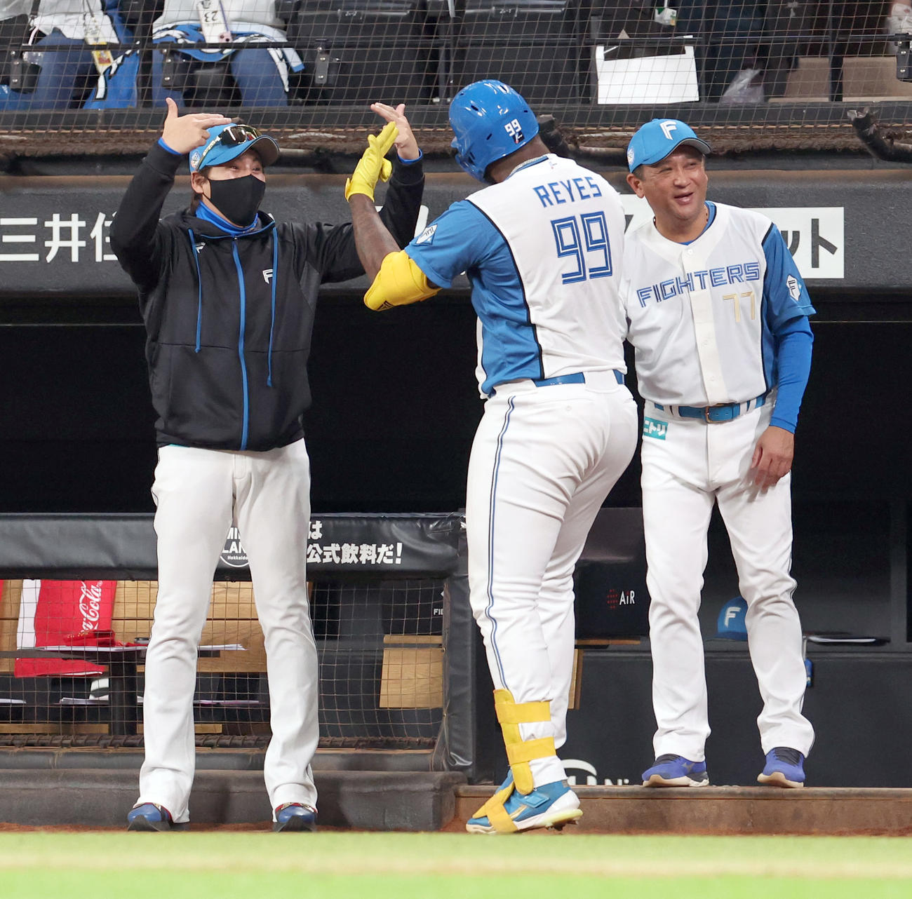 日本ハム対楽天　7回裏日本ハム1死一、二塁、新庄監督（左）は左越え3点本塁打を放ったレイエスを出迎える（撮影・佐藤翔太）