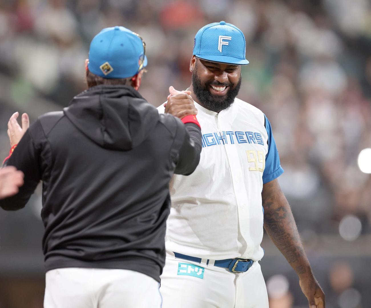 日本ハム対楽天　試合後、新庄監督と笑顔で握手するレイエス（撮影・黒川智章）