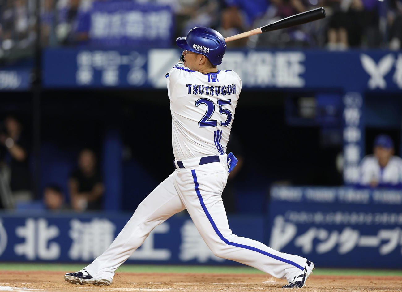 DeNA対阪神　7回裏DeNA1死二塁、右越え2点本塁打を放つ筒香（撮影・前田充）