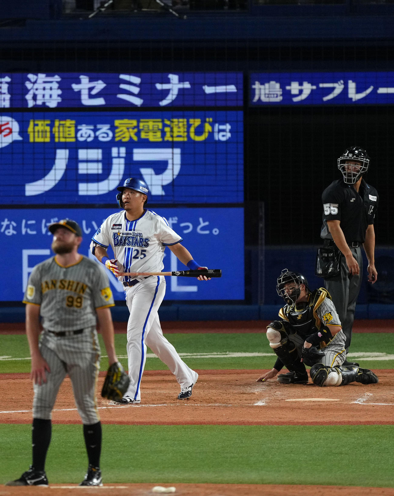 DeNA対阪神　7回裏DeNA1死二塁、右越え2点本塁打を放つ筒香。投手ビーズリー（撮影・横山健太）