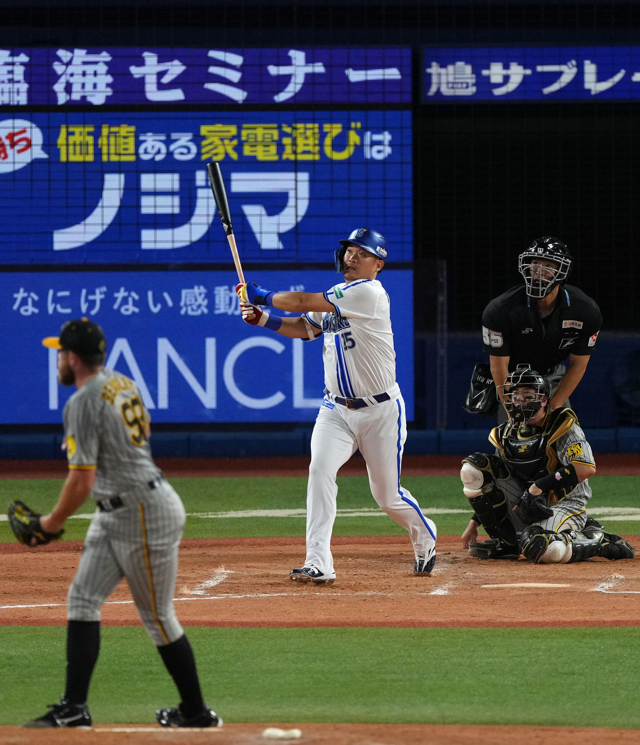 DeNA対阪神　7回裏DeNA1死二塁、右越え2点本塁打を放つ筒香。投手ビーズリー（撮影・横山健太）