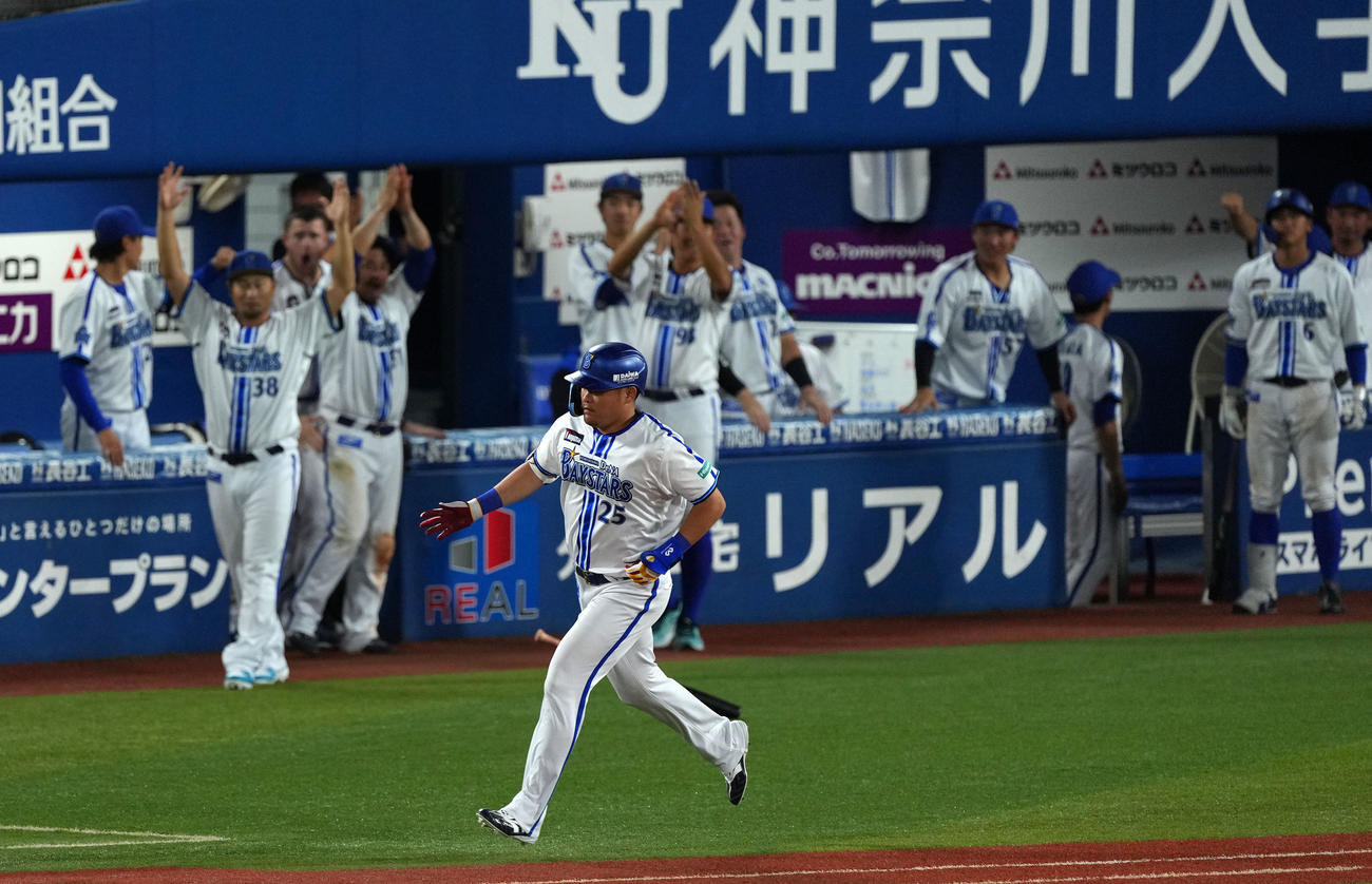 DeNA対阪神　7回裏DeNA1死二塁、右越え2点本塁打を放ち一塁をまわる筒香（撮影・横山健太）