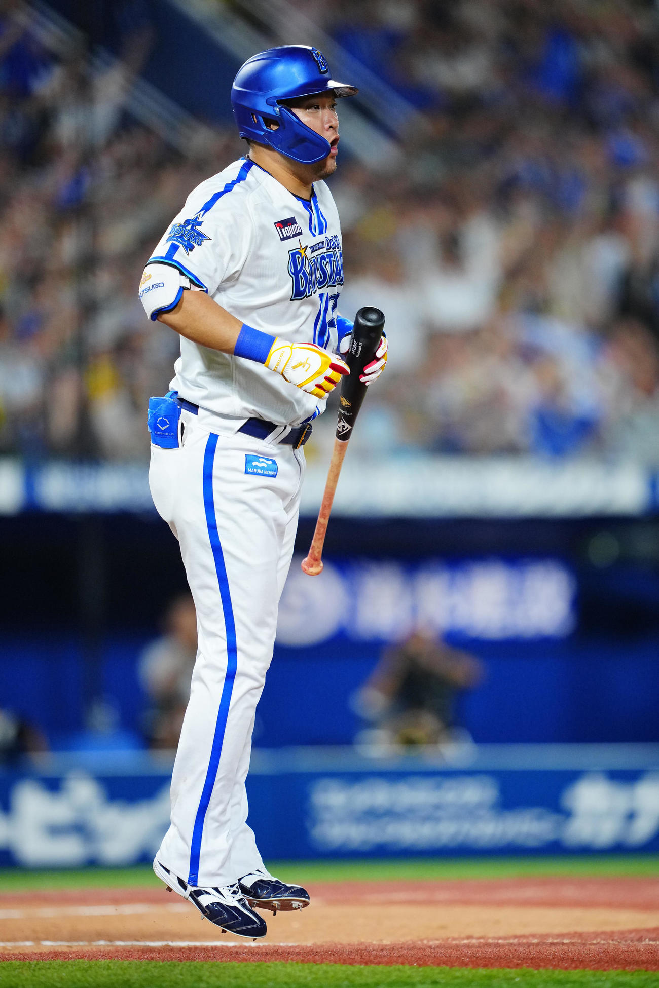 DeNA対阪神　7回裏DeNA1死二塁、右越え2点本塁打を放ち雄たけびをあげる筒香（撮影・垰建太）