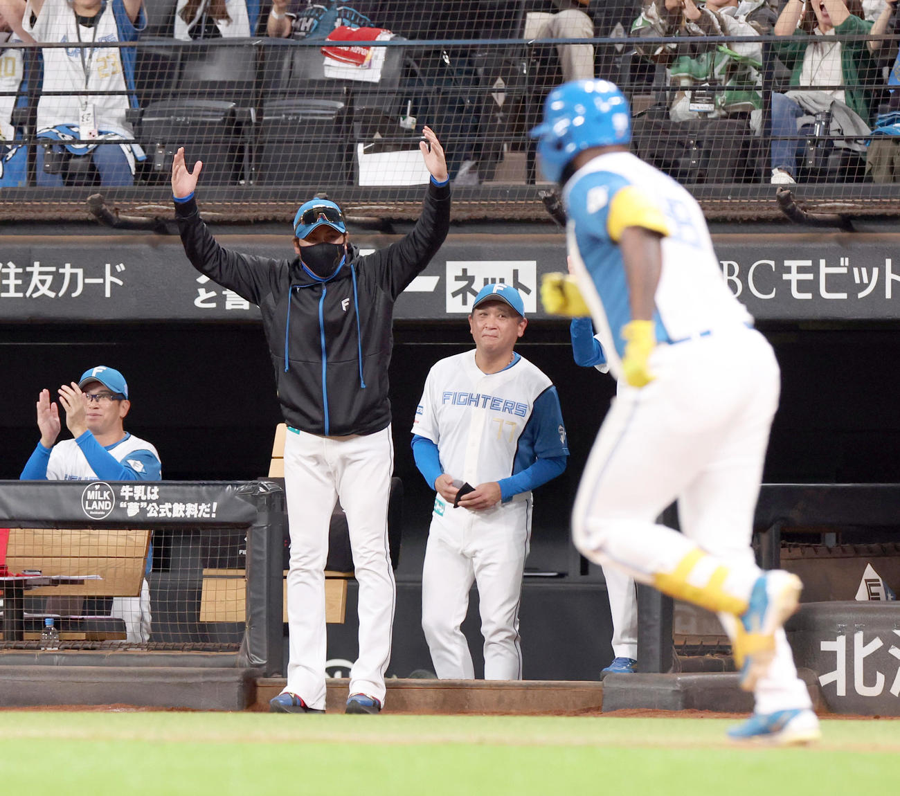 日本ハム対楽天　7回裏日本ハム1死一、二塁、レイエスの左越え3点本塁打に喜ぶ新庄監督（撮影・佐藤翔太）
