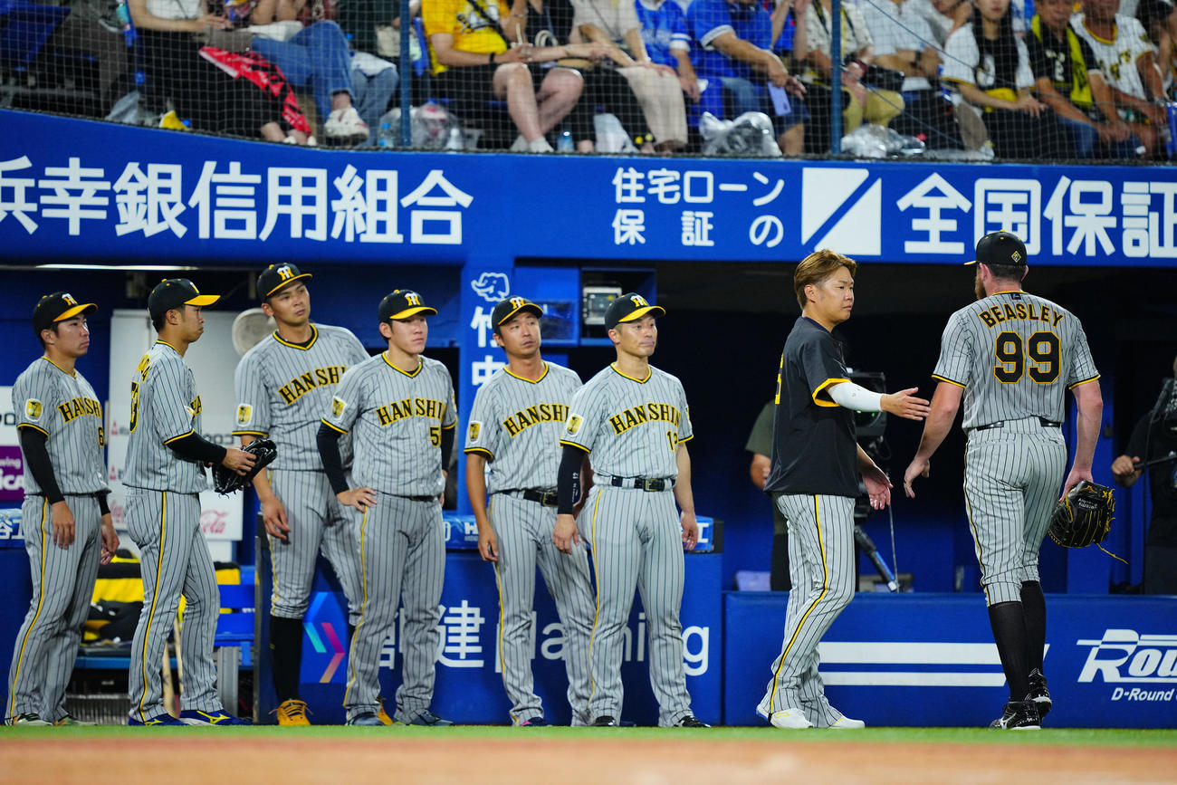DeNA対阪神　7回裏DeNA1死、降板するビーズリー（右）をねぎらう西勇（同2人目）ら（撮影・垰建太）
