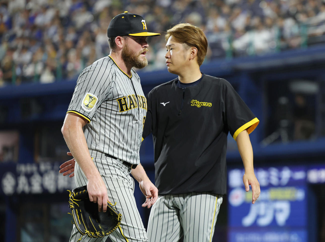 DeNA対阪神　7回裏DeNA1死二塁、筒香に2点本塁打を浴び降板となったビーズリー。右は出迎える西勇（撮影・前田充）