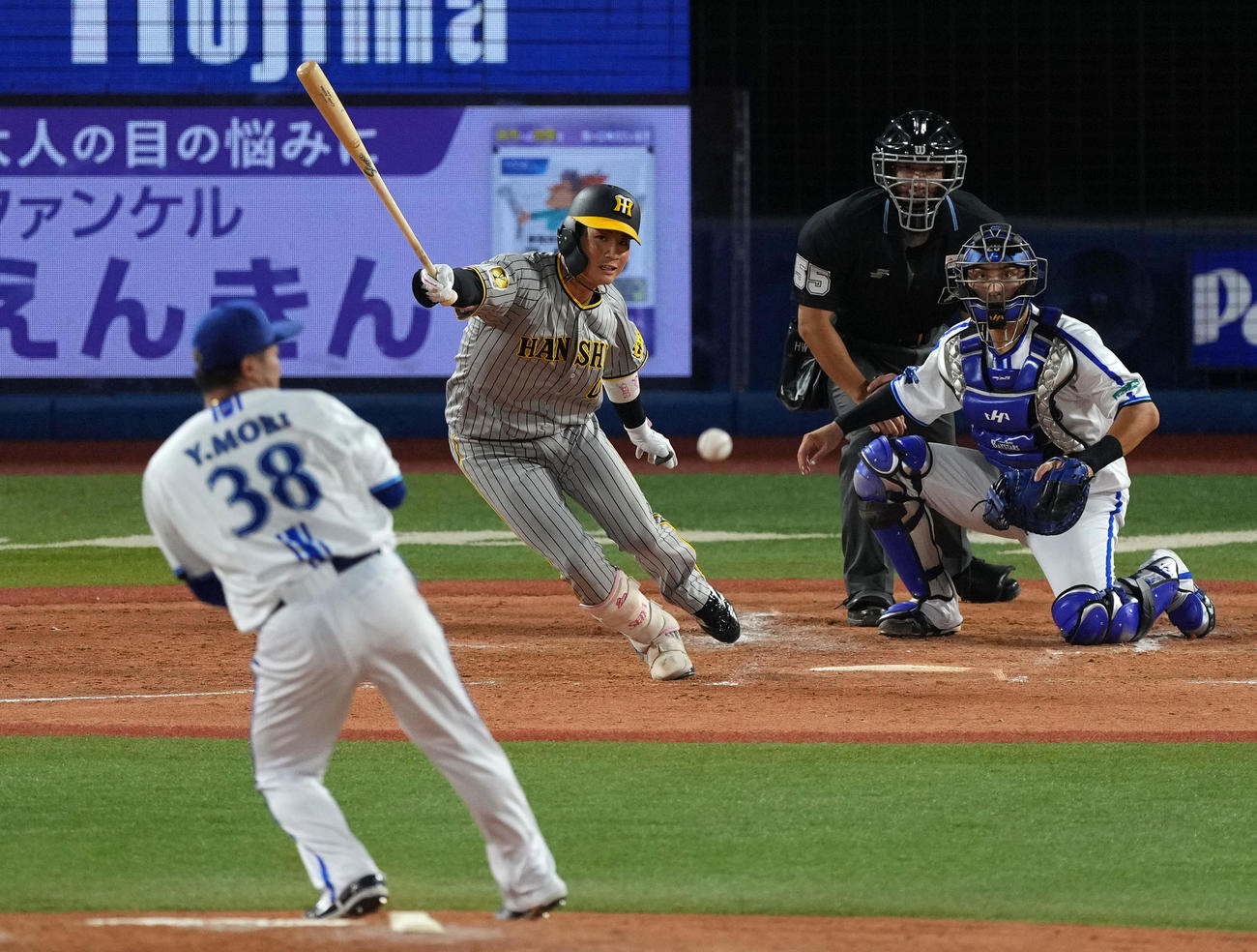 DeNA対阪神　4回表阪神2死二塁、中前適時打を放つ木浪。投手森唯（撮影・横山健太）
