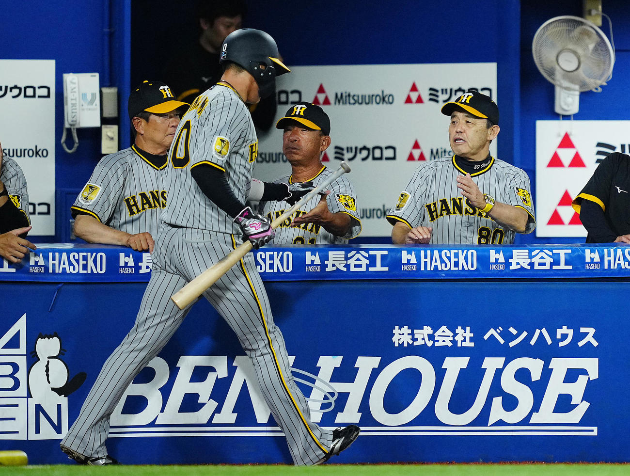 DeNA対阪神　4回表阪神2死一、三塁、近本の適時打で生還した木浪（左）を出迎える岡田監督（撮影・垰建太）
