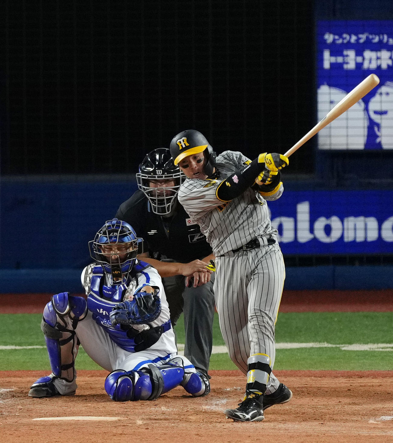 DeNA対阪神　5回表阪神2死一、二塁、右前適時打を放つ梅野（撮影・横山健太）