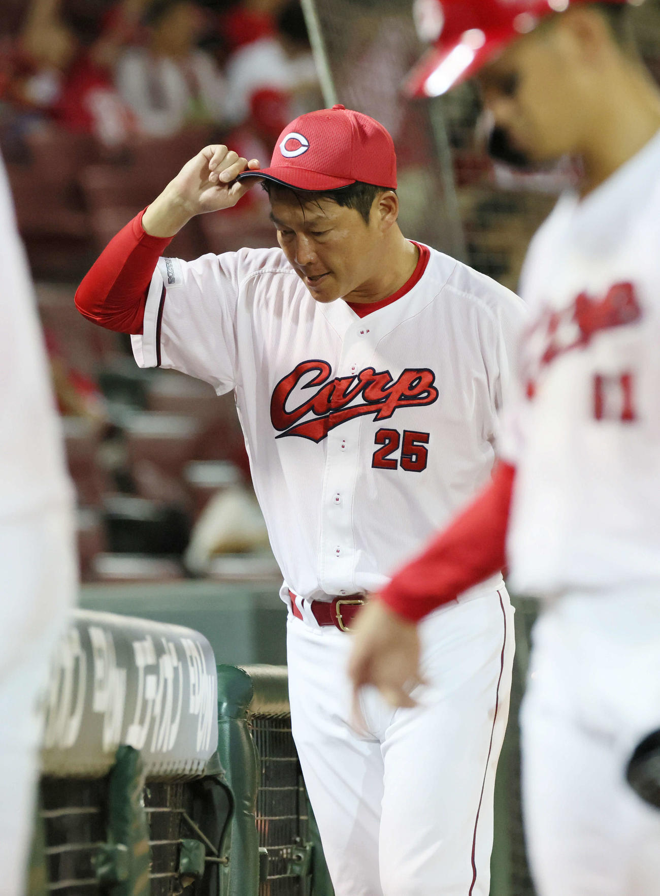 広島対巨人　敗れた新井監督（撮影・加藤孝規）